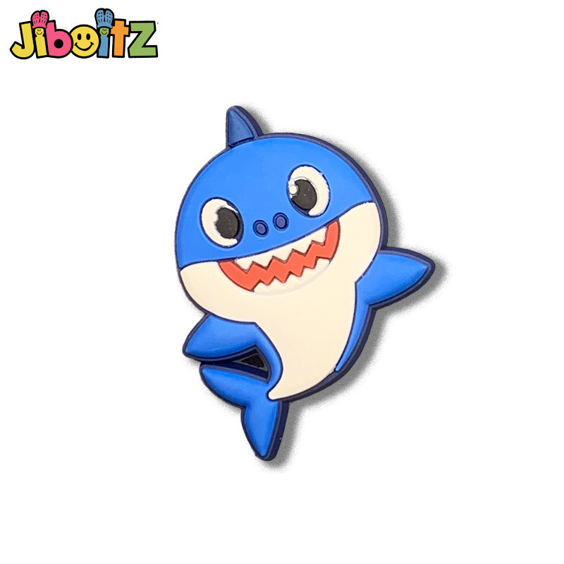 Jibbitz Crocs ตัวติดรองเท้า หัวเข็มขัดรองเท้า Baby Shark รองเท้าผ้าใบ อุปกรณ์เสริมรองเท้าแฟชั่นการ์ตูน จิ๊บบิท ตัวติดรองเท้า crocs