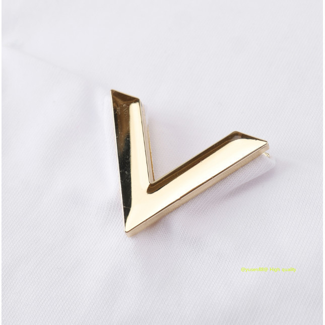 *** Hot Sale ***♥ วาเลนติน *♥ 2024 สินค้าใหม่ผ้าฝ้ายทั้งหมดวัสดุโลโก้โลหะ V Embellishment รุ่นหลวมรอบคอกระเป๋าเสื้อยืด