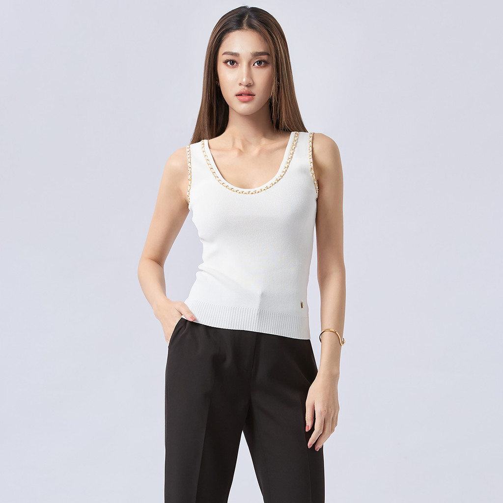 f.fashion เสื้อกล้ามคอวีแต่งขอบโซ่ ผู้หญิง สีขาว | Chain Decorated V-Neck Tank Top | 06333