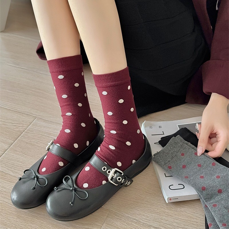 Ancora Retro ถุงเท้าสีแดงฤดูใบไม้ร่วงฤดูหนาว ins อินเทรนด์เกาหลี Influencer สไตล์เดียวกัน Polka Dot ผ้าฝ้ายแท้กลาง-หลอดถุงเท้าผู้หญิง
