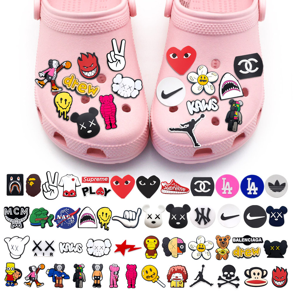 Hot Jibbit 1 pcs โลโก้แฟชั่น Jibz สําหรับ Croc Charm การ์ตูน Pin รองเท้าอุปกรณ์เสริมรองเท้าแตะหัวเข็มขัดของขวัญ