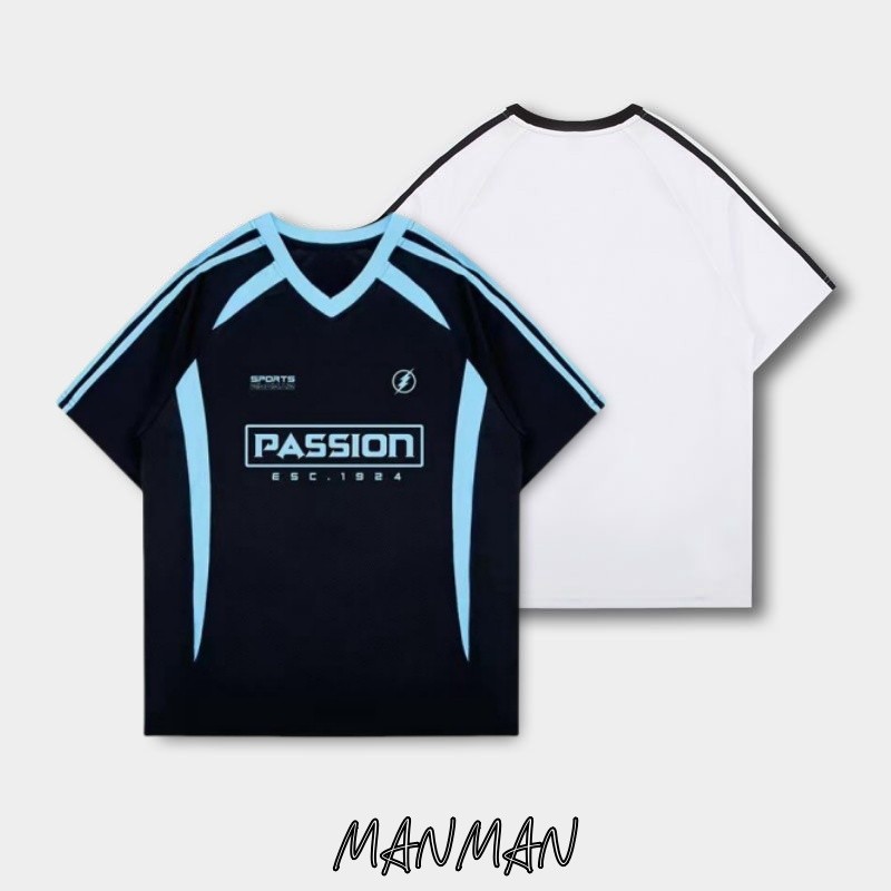 MANMAN เสื้อยืดผู้ชาย คอวีแขนสั้น แบบหลวม เสื้ออเมริกัน ชุดคู่รัก ลำลอง แมทช์ลุคง่าย