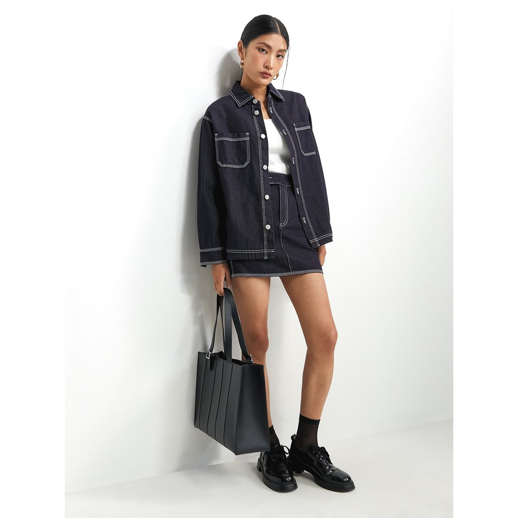 [Pomelo] แจ็คเก็ตยีนส์มาพร้อมอะไหล่เงิน / Contrast Stitching Detail Denim Jacket with Silver Hardware