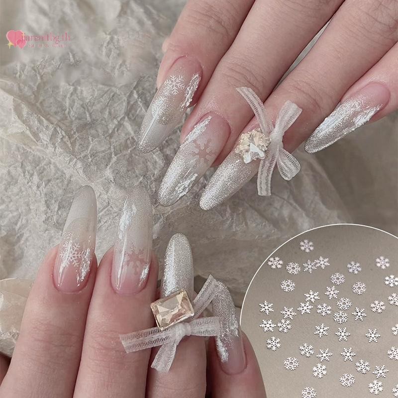 Renbg 50PCS คริสต์มาสเกล็ดหิมะโลหะเล็บ Rhinestones เครื่องประดับตกแต่งเล็บ Xmas เครื่องประดับชุด TH