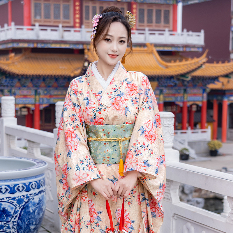 พระเจ้าสาวกิโมโนเครื่องแต่งกายภาพหญิงเครื่องแต่งกายอย่างเป็นทางการสไตล์ย้อนยุคแบบดั้งเดิมปรับปรุงชุดสไตล์ญี่ปุ่น ดอกเคมีเลีย กิโมโน