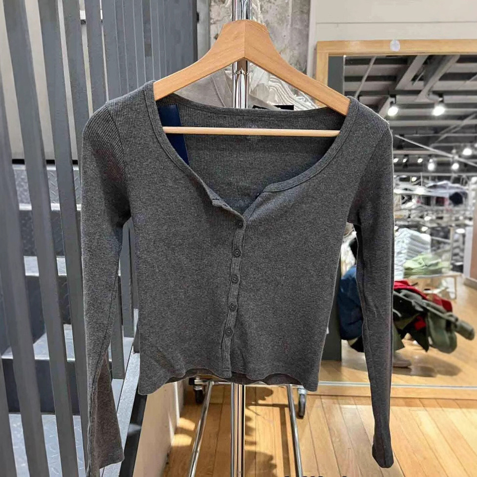 สไตล์อเมริกัน Single-Breasted สีเทาเข้มถักด้านบน zelly top รอบคอแขนยาวเสื้อยืดผู้หญิงปุ่มเสื้อสเวตเต