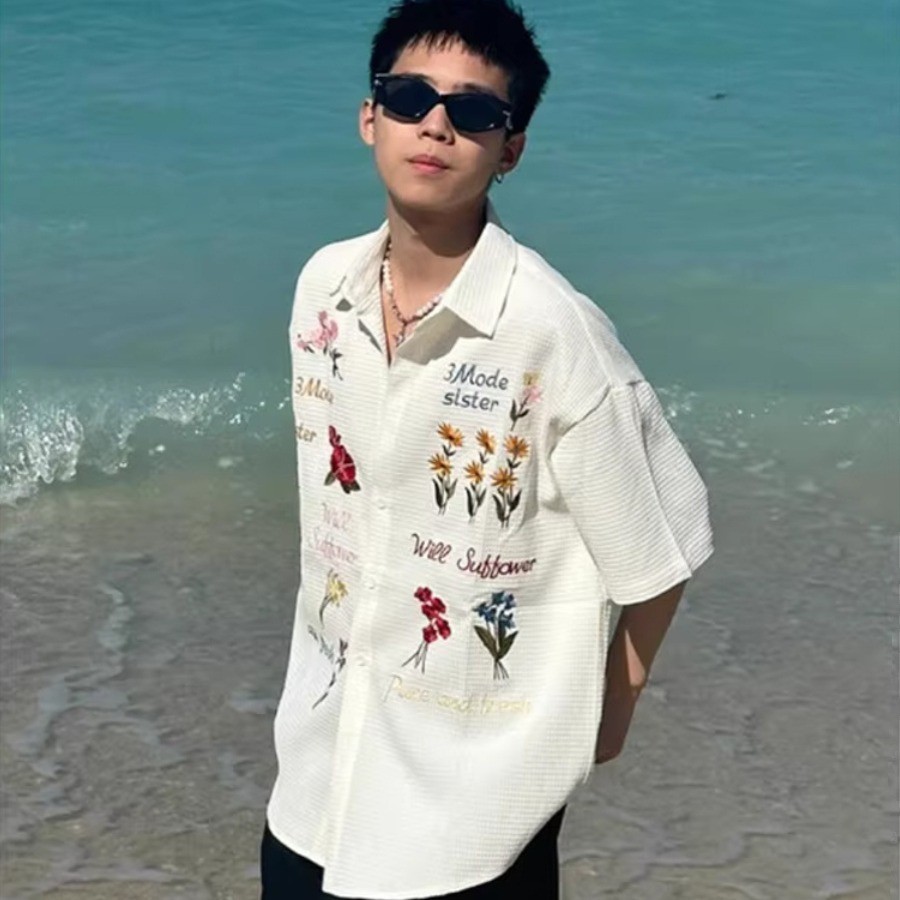 เสื้อเชิ้ตแขนสั้นผู้ชายผู้หญิงอเมริกันย้อนยุควาฟเฟิลดอกไม้ที่มีสีสันเย็บปักถักร้อยฤดูร้อนหลวมสไตล์ขี้เกียจเสื้อลําลอง