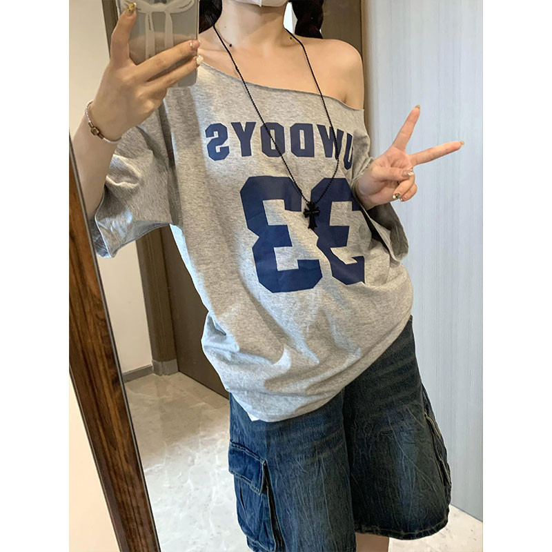NZN แฟชั่นผู้หญิงจดหมายพิมพ์ไหล่เอียงแขนสั้นเสื้อยืดผู้หญิงฤดูร้อนสบายๆปิดไหล่ด้านบน