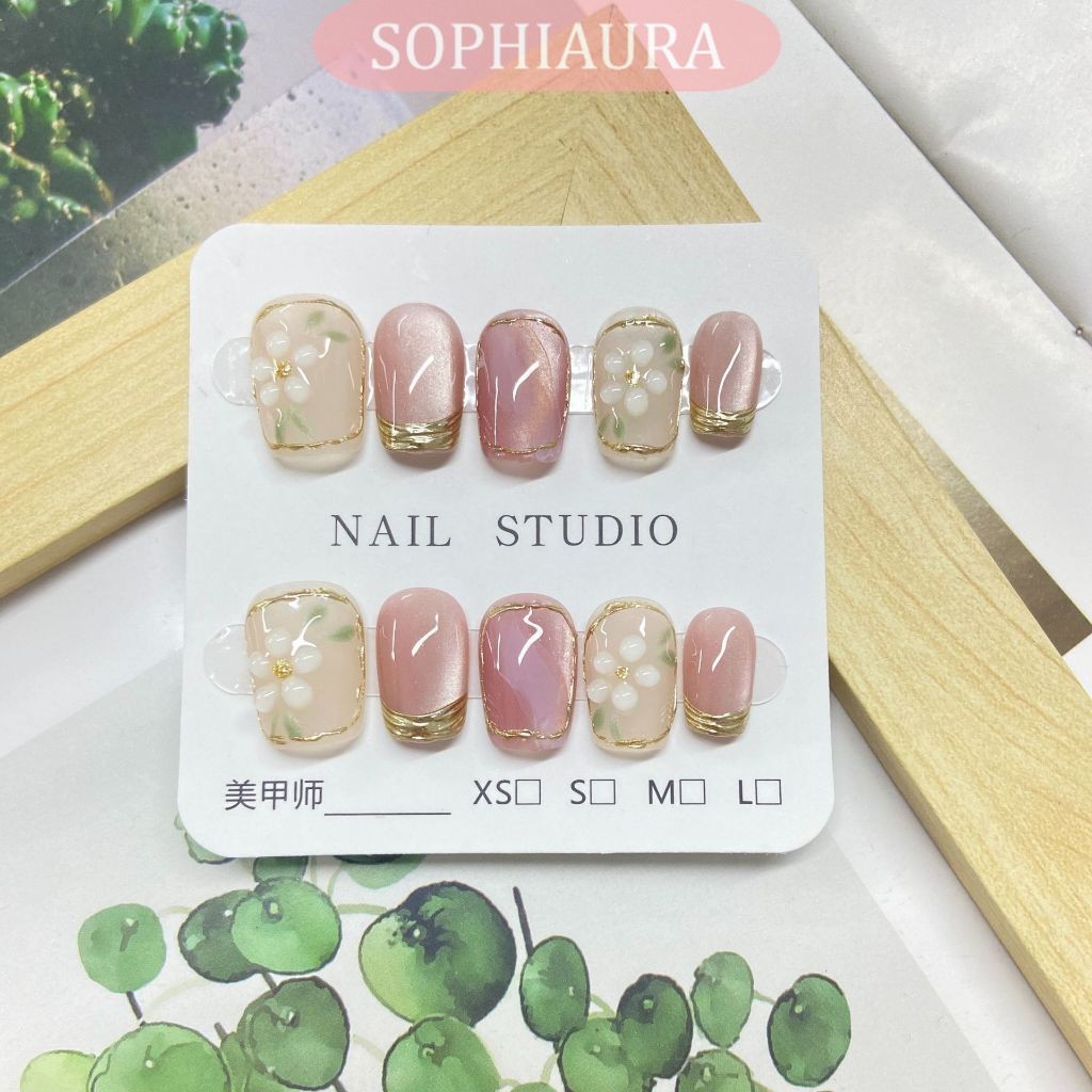 Sophiaura เล็บทําด้วยมือสีชมพู Camellia Cat Eye Design สั้นสี่เหลี่ยมคางหมู Super สั้นรูปสี่เหลี่ยมคางหมูหรูหราเล็บปลอมนํากลับมาใช้ใหม่ทําด้วยมือกดบนเล็บสาวของขวัญ Cod Nail Art