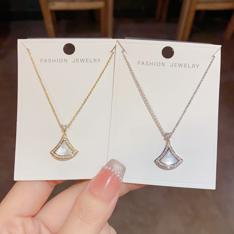 แฟชั่นแสงหรูหราระดับไฮเอนด์เพทาย ฟริติลลารี กระโปรงขนาดเล็กจี้สร้อยคอที่ไม่ซ้ํากันประณีตสร้อยคอ