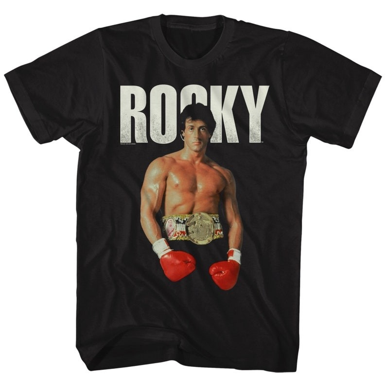 Rocky Stand Black T-Shirt วินเทจ ใส่เดินทาง น่ารัก ชุดปกติ สีดำ