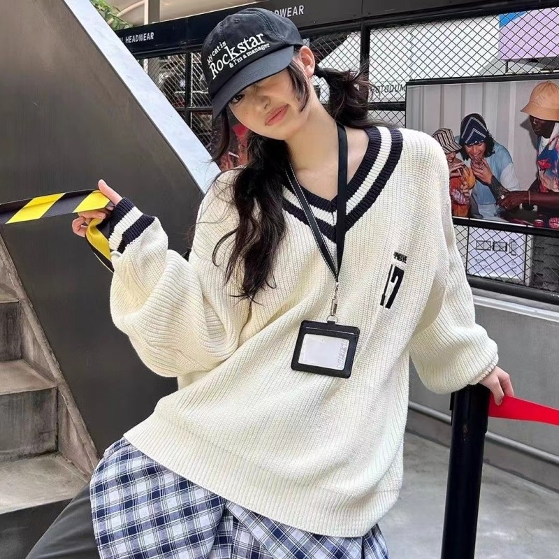 ฤดูใบไม้ร่วงใหม่ผู้หญิงสไตล์เกาหลีคอวีวิทยาลัยสไตล์หลวมแขนยาวเสื้อกันหนาว 241014