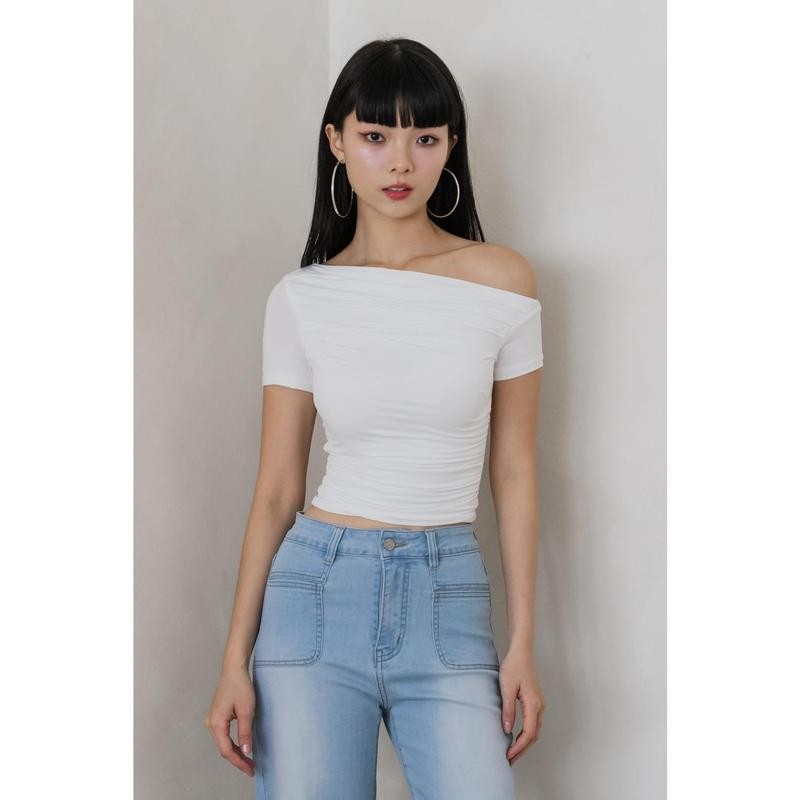 Zoey One Shoulder Ruch Cushion Top (สีขาว)