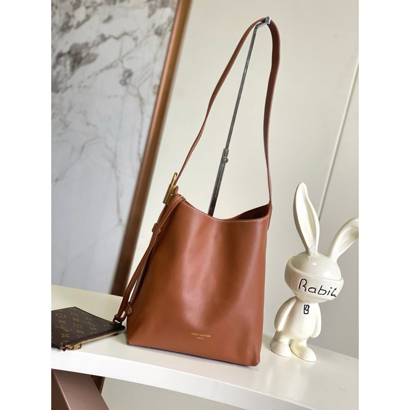 กระเป๋า Hobo Luis Vuitton แท้ ทำจากหนังวัวคุณภาพสูง
