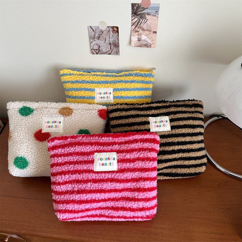 Plus Plush กระเป๋าเครื่องสําอางสี Polka Dot ความจุขนาดใหญ่ Travel Skin Care กระเป๋าเก็บเครื่องสําอาง