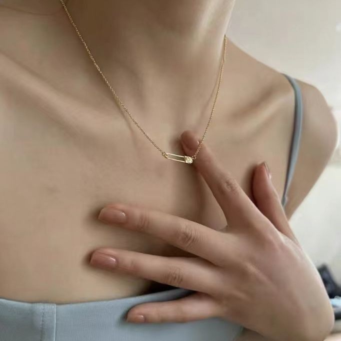 Pin Safety Cross Necklace Niche Temperament High-Grade Clavicle Chain สําหรับแฟน AVGG