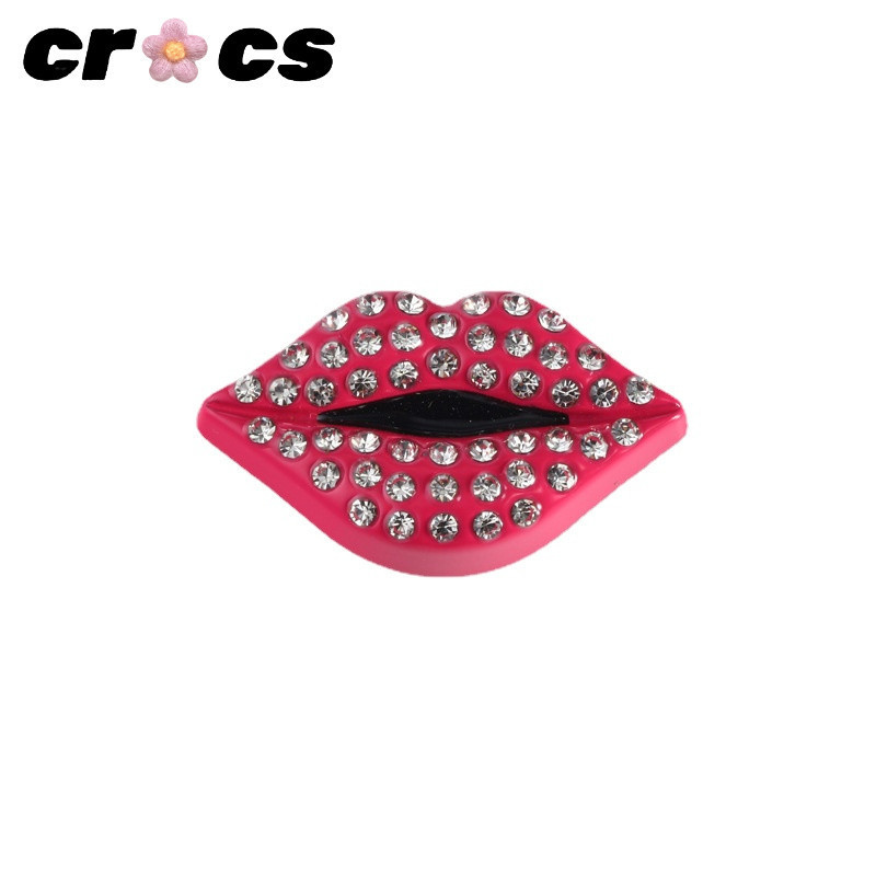 Jibbitz Crocs Charm Girl หัวเข็มขัดรองเท้าโลหะแฟชั่นริมฝีปากสีแดงประดับเพชรหัวเข็มขัด DIY คุณภาพสูง