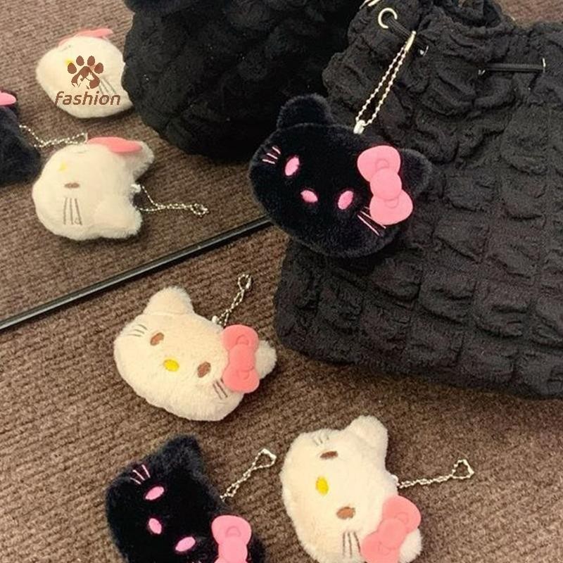 SANRIO [แฟชั่น] การ์ตูน ซานริโอ พวงกุญแจจี้น่ารักสีดําสีชมพูโบว์ สวัสดี คิตตี้ ตุ๊กตาตุ๊กตาตุ๊กตากระเป๋าตกแต่งหวานเครื่องประดับสาวของขวัญวันเกิด {ไทย}