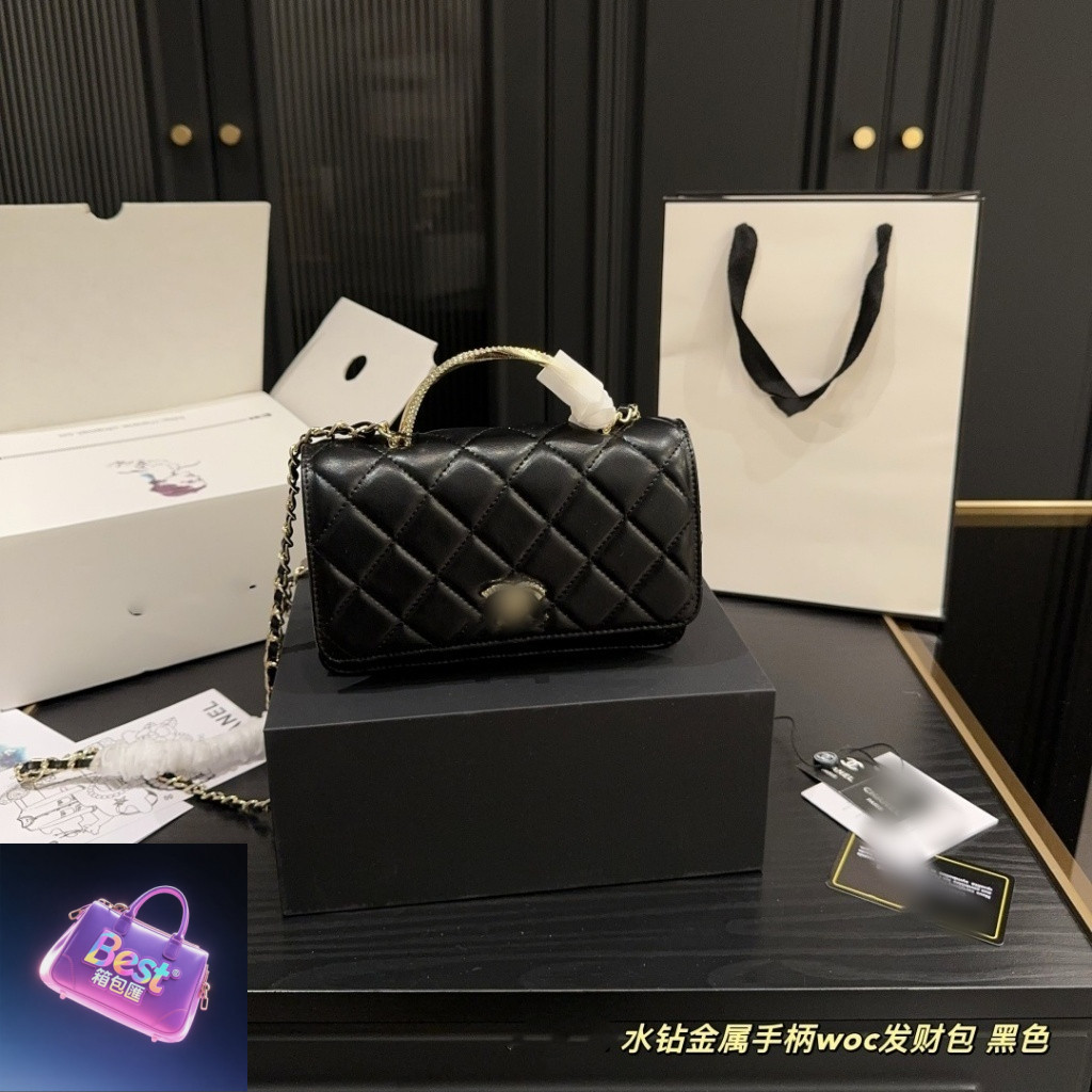 กระเป๋า.Crossbody.สำหรับผู้หญิง ออกแบบเรียบง่ายจากซีรีส์ WOC พร้อมสร้อยคอโลหะและสายโซ่หนังแท้