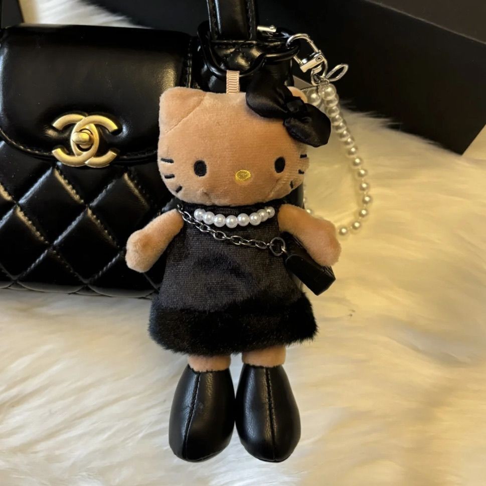 ✨KT จี้กระเป๋าจี้ HelloKitty Chanel สไตล์เลดี้หนังสีดํา Hello Kitty จี้ตุ๊กตาการ์ตูนตุ๊กตาพวงกุญแจหญิง