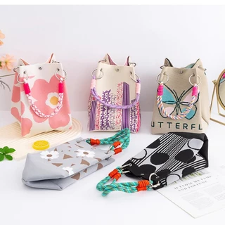 【สินค้าพร้อมส่ง】กระเป๋าถือถักลายผีเสื้อสีสันสดใส ออกแบบมาสำหรับผู้หญิง สามารถปรับให้เข้ากับสไตล์ต่างๆ ได้ ขนาดใหญ่ พกพาสะดวก พร้อมพื้นที่จัดเก็บมากมาย 【LuckServeX】