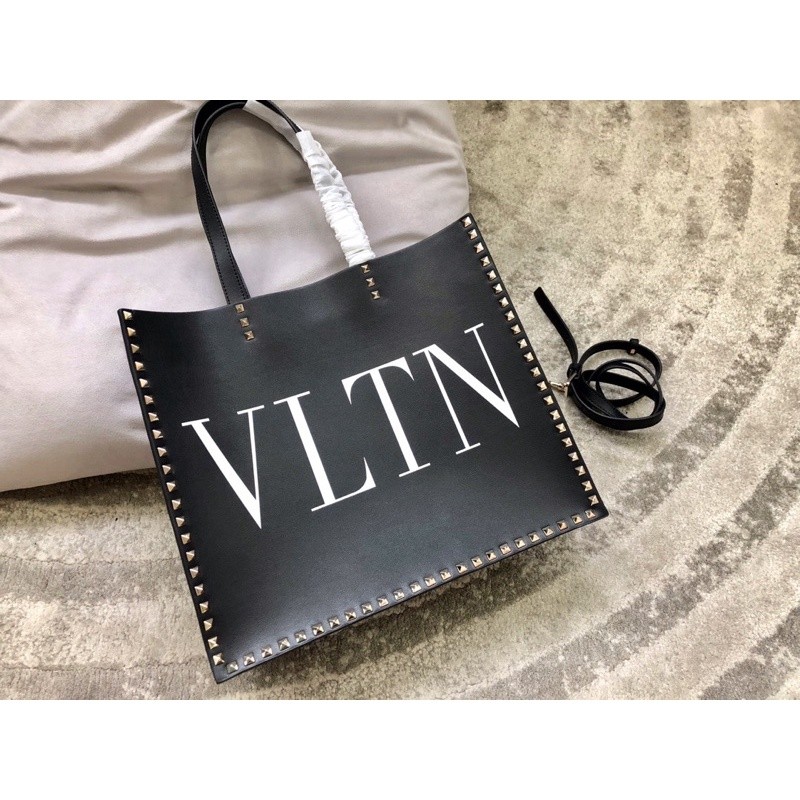 เกรดแท้ | VLTN Rockstud Shopper