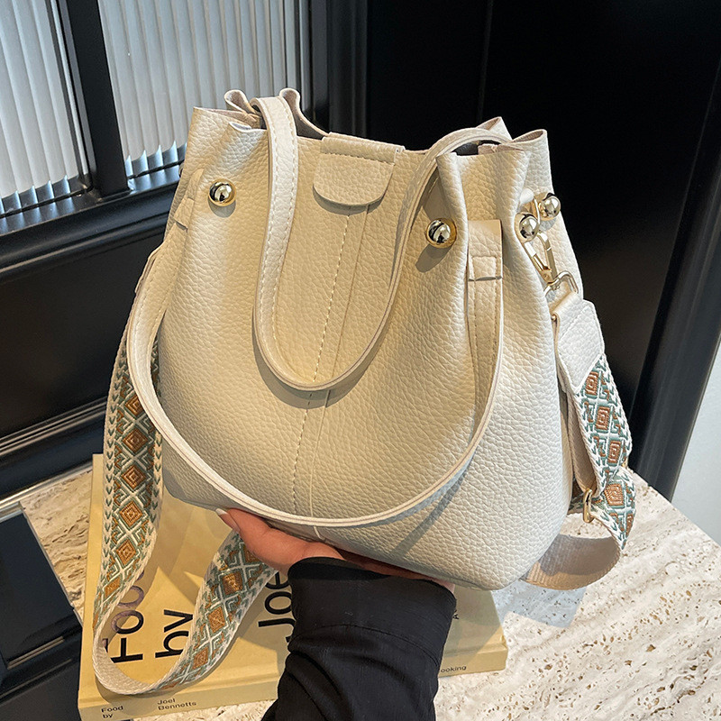 สไตล์เกาหลี High-End All-Match Bucket Bag ฤดูใบไม้ผลิฤดูร้อน 2024 สไตล์ใหม่บรอดแบนด์ไหล่กระเป๋า Messenger กระเป๋าถือสุภาพสตรี