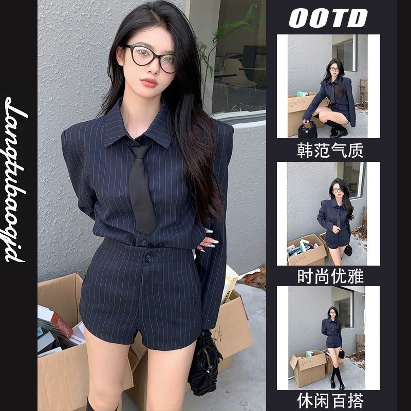 สูทผู้หญิงสีฟ้าลายแขนยาวเสื้อบาง + กางเกงขาสั้นชุดสองชิ้น