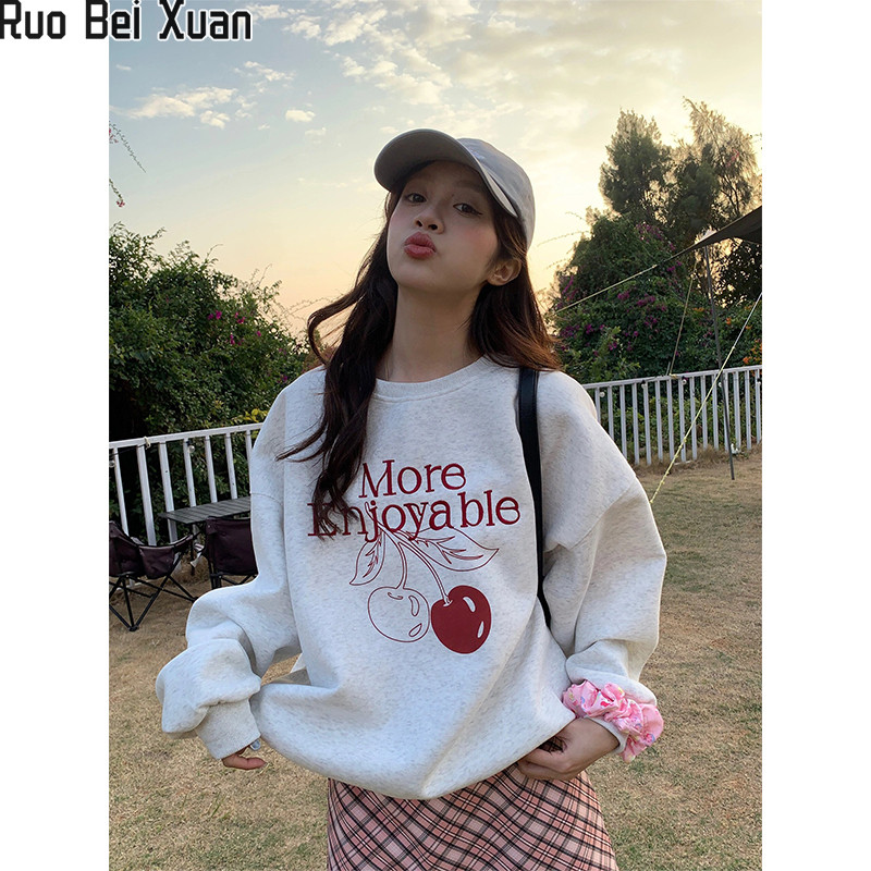 Ruo Bei Xuan เสื้อสเวตเตอร์พิมพ์ลายหวานและเผ็ดสไตล์อเมริกันสําหรับผู้หญิงพร้อมเสื้อคอกลมทรงหลวม