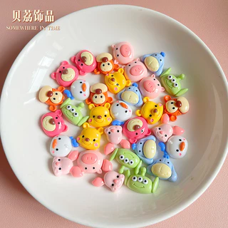 [100 ชิ้นพร้อมสต็อก] การ์ตูนสตรอเบอร์รี่หมีสามตาเด็กหมีพูห์ ทําเอง ครีมยางกิ๊บเคสโทรศัพท์รองเท้าหลุมสติกเกอร์รถเรซิ่นอุป