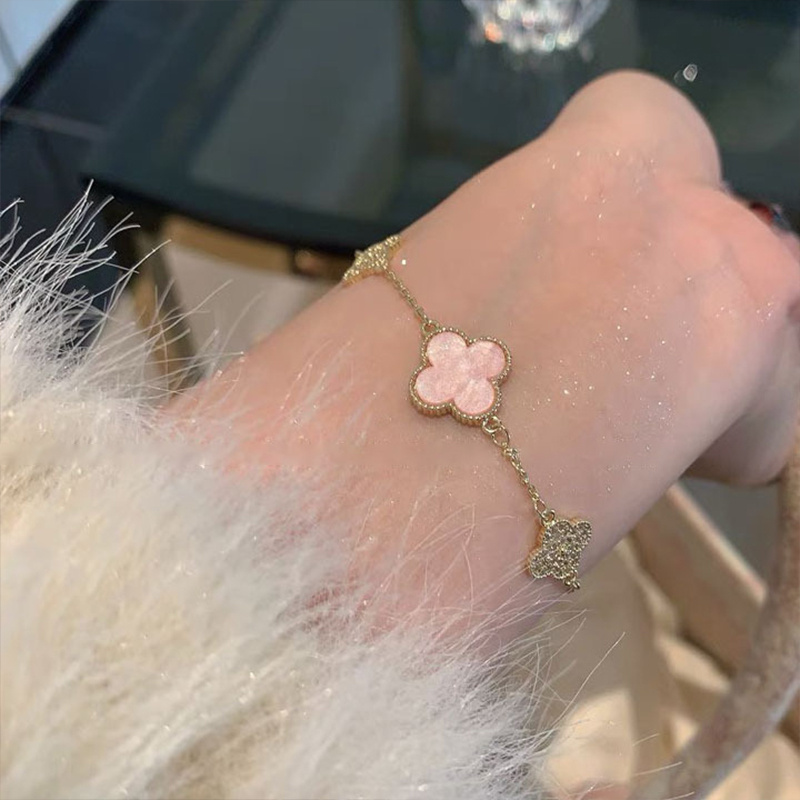 CODส่งเร็ว⚡สร้อยข้อมือ 18K หญ้านําโชค รูปใบหญ้าสี่แฉก หรูหรา โนเบิล เครื่องประดับสำหรับผู้หญิง.cobrandier.COD