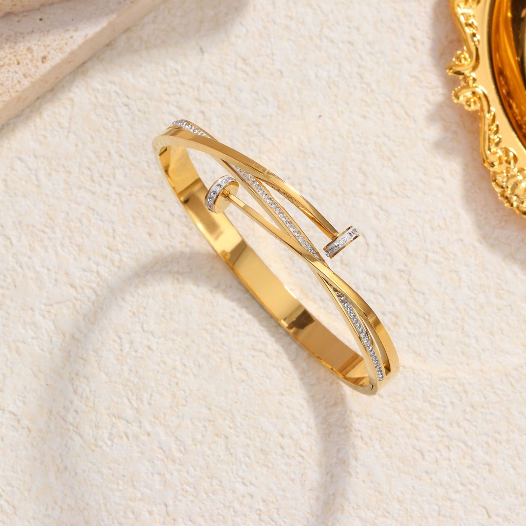 ที่ไม่ซ้ํากันแฟชั่นอินเทรนด์เครื่องประดับยุโรปอเมริกันแฟชั่นสไตล์ใหม่สร้อยข้อมือเหล็กไทเทเนียมชุบสูญญากาศ18เค