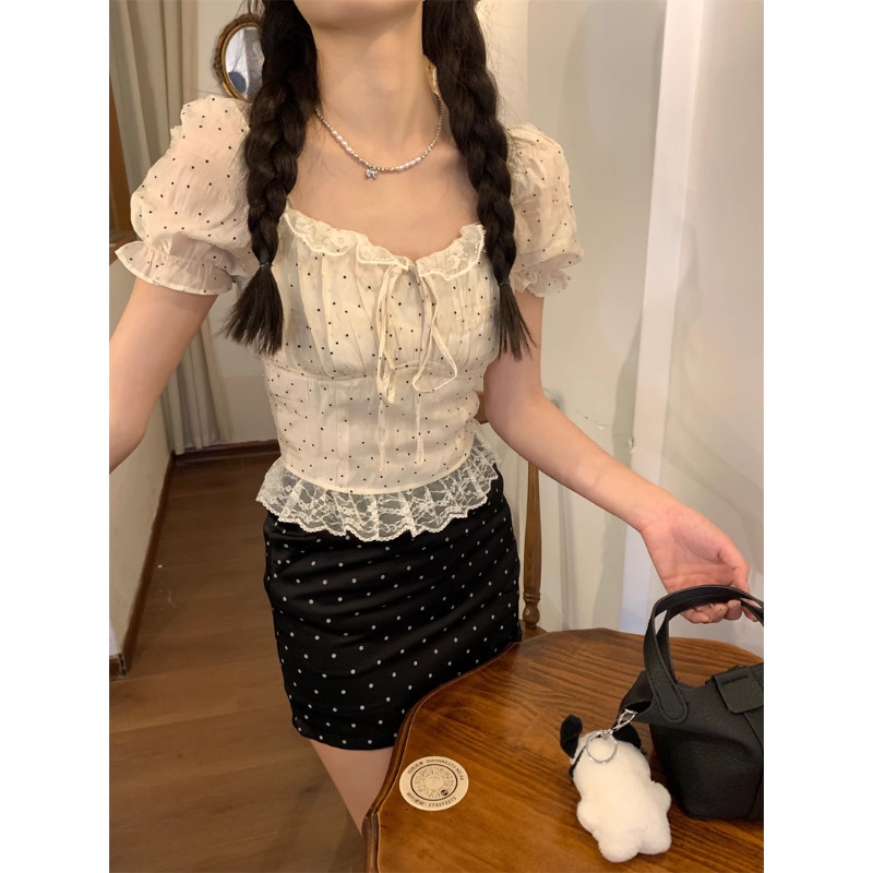 พร้อมส่ง🍃 M-4XL เสื้อครอปสีขาวลาย Polka dot เสื้อคอเหลี่ยมเซ็กซี่ แขนสั้นพอง สไตล์เกาหลี