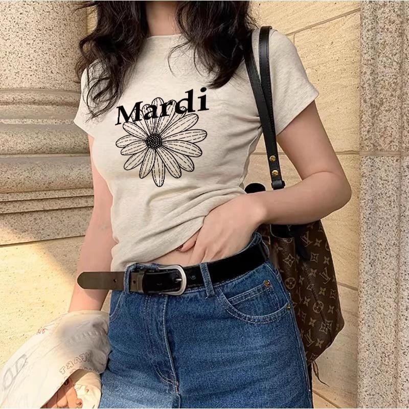 นางสาว เสื้อยือลายน่ารัก แขนสั้น เสื้อยืดผู้หญิง เสื้อรัดรูป ใส่สบาย เนื้อผ้าดี ผ้าไม่บาง ใส่แล้วน่ารักมาก