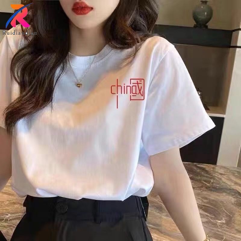 รุยเดียนเดียน สีขาวแขนสั้นทีเสื้อสําหรับผู้หญิง2024ฤดูใบไม้ผลิใหม่สไตล์ฮ่องกงหลวมสบายๆครึ่งแขนนักเรียน จุดต่ําสุด เสื้อด้านบนตัวอักษรจีน