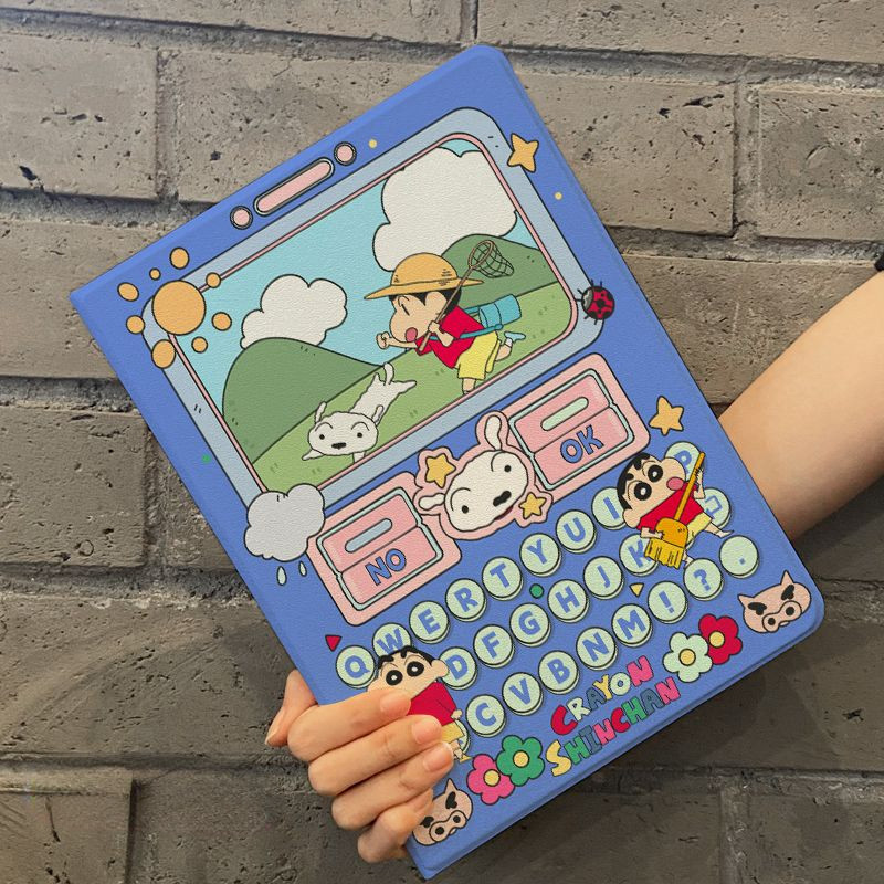 เคส iPad พร้อมช่องเสียบปากกาสําหรับ iPad Air4 Air5 Air6 10.9 นิ้ว Gen10 5th 6th Air3 Mini4 5 2018 การ์ตูนเครยอนชินจังปุ่มผ้าไหมวัสดุ Anti Drop iPad Pro 11 ฝาครอบ