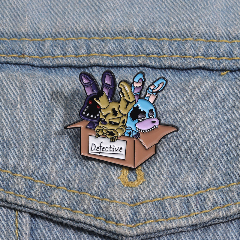 สยองขวัญเกมตัวอักษร Freddy ป้ายโลหะตุ๊กตาหมีเข็มกลัด Rag ตุ๊กตาสไตล์ Lapel Pin เสื้อผ้าอุปกรณ์เสริมเครื่องประดับของขวัญ