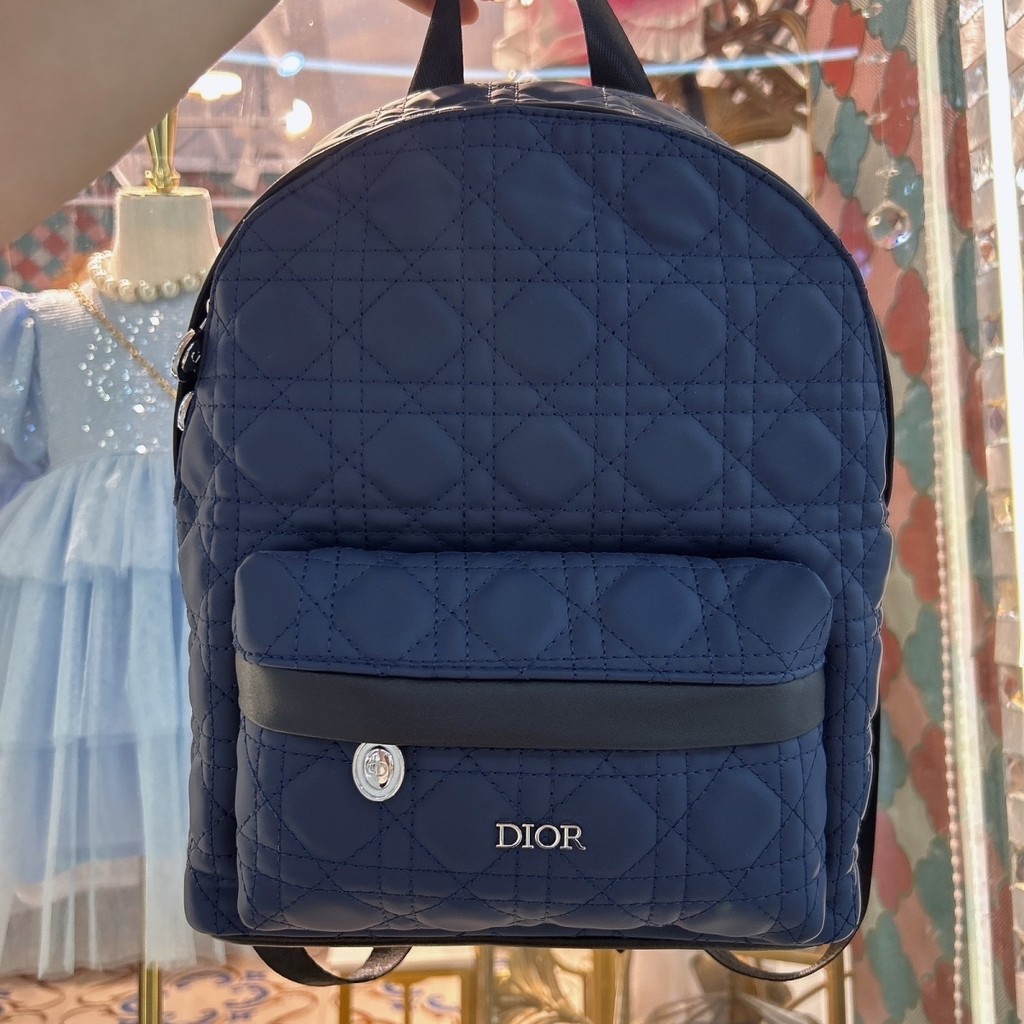 กระเป๋าเป้สะพายหลังขนาดเล็กรุ่นใหม่ dior2024กระเป๋าท่องเที่ยวชายหญิงแมทช์ลุคง่ายกระเป๋าเป้สะพายหลังแ