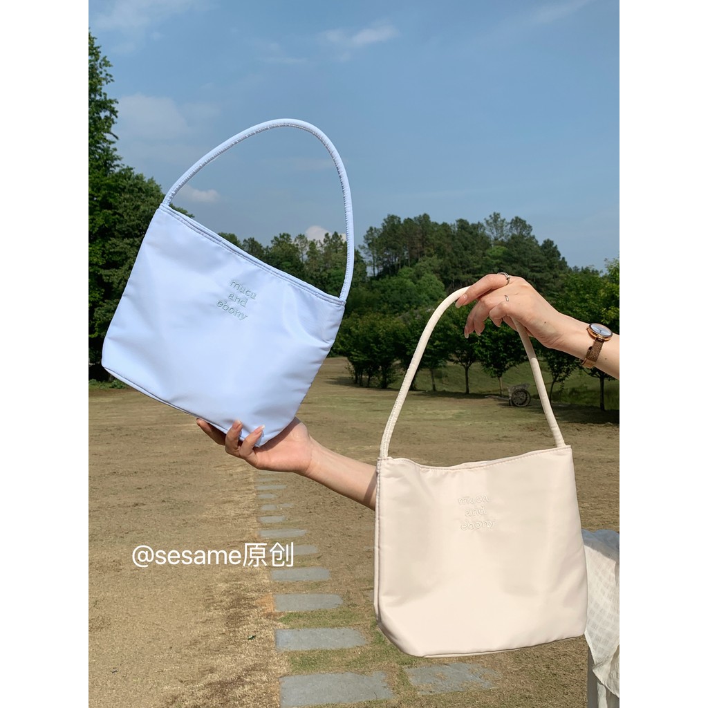 Sesame กระเป๋าใส่ใต้วงแขนสะพายไหล่เดี่ยวสำหรับฤดูร้อนสำหรับผู้หญิงกระเป๋าทรงจีบแบบพกพาสไตล์เกาหลี mu