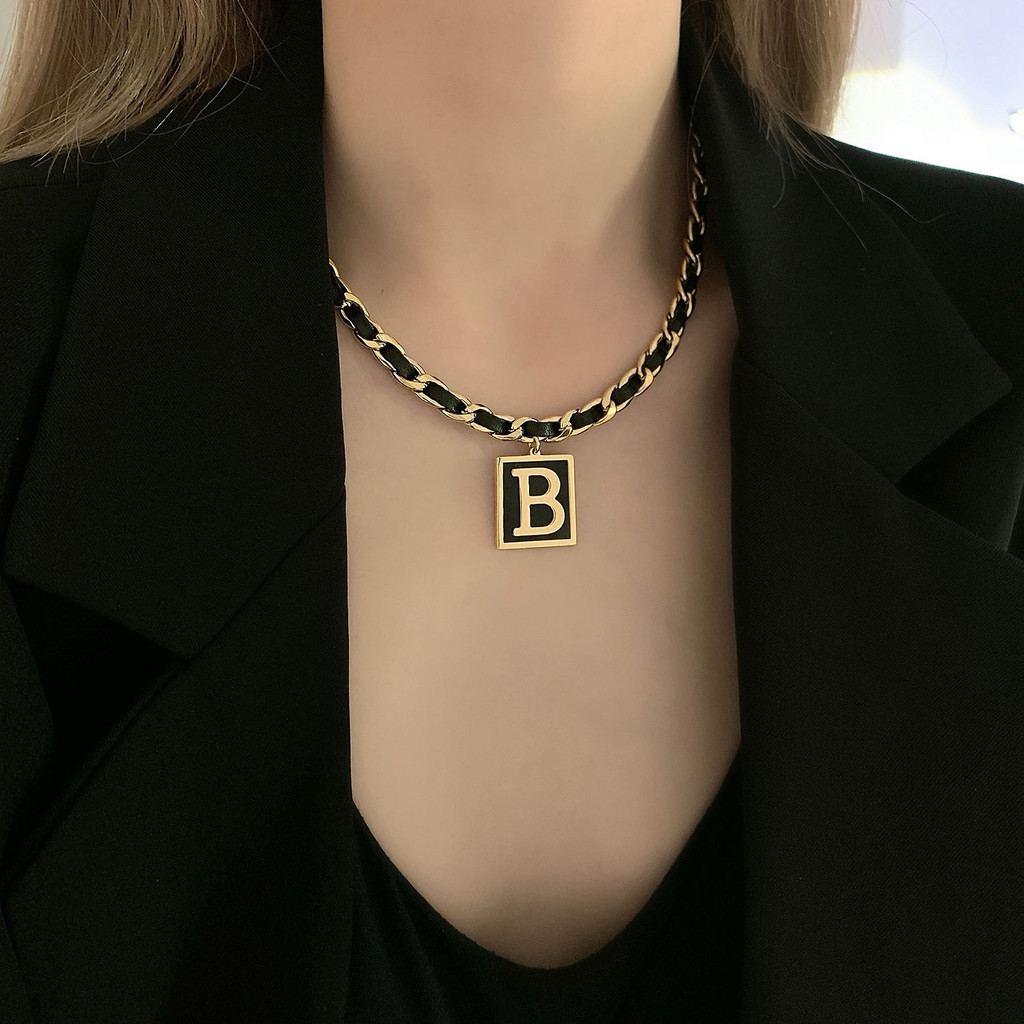 หนังสีดําเชือกตัวอักษรbสร้อยคอหญิงniche Design Retro Woolen Chain Squareยี่ห้อจี้Col黑色皮绳母B项链女小众设计感复古