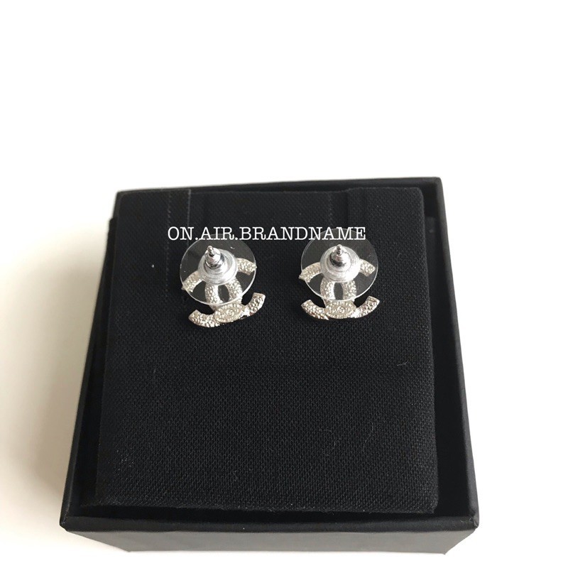 New chanel classic earrings 1.3 cm. หายาก สวยคลาสสิค ต้องมี