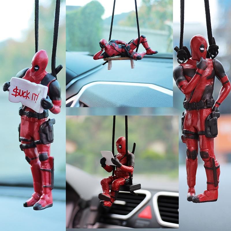 Marvel Deadpool รถกระจกมองหลังจี้อ่านหนังสือ SUCK IT จี้รถอุปกรณ์ตกแต่งภายในรุ่น Pvc ตัวเลขการกระทําของเล่น