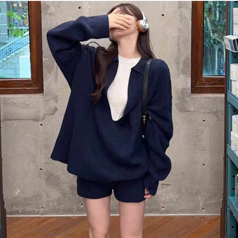 เวอร์ชั่นเกาหลีฤดูใบไม้ร่วงใหม่ผู้หญิงสไตล์ขี้เกียจคอวีแขนยาวเสื้อกันหนาว+กางเกงขาสั้นชุด 241016