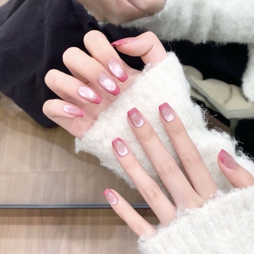 ✨พรีออเดอร์ ส่ง 25 ก.พ.✨JW ส่งฟรี❄️เล็บเจลสีเบอร์รี่เย็น💎 แบบเฟรนช์คลาสสิก + แววตาแมว ✨ มือทำพิเศษทุกชิ้น 💅 ใส่แล้วผิวขาวกระจ่างใส 🌸 ถอดเปลี่ยนง่าย มีอุปกรณ์ครบชุด!