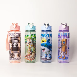 ☕️tungtung รูปแบบการ์ตูน น่ารัก กันรั่ว ขวดน้ำสำหรับเด็ก เชือกสั้น+หลอดดูด ขวดน้ำแบบพกพา ขวดน้ําดื่ม ขายส่ง ความจุ 900ml