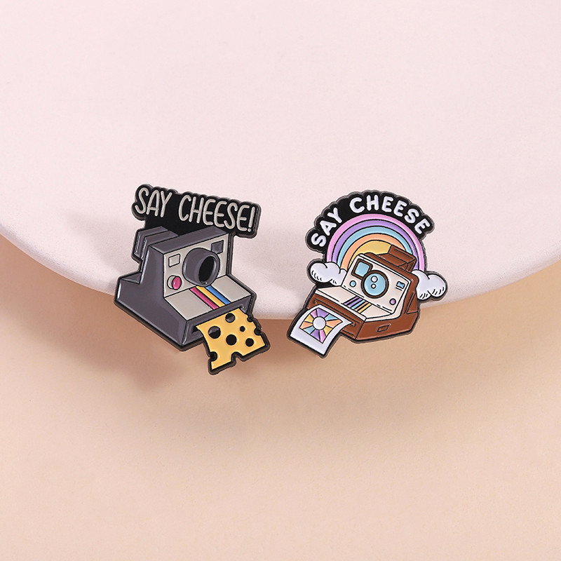 Retro รูปกล้องโพลารอยด์เข็มกลัดการ์ตูน SAY CHEESE ข้อความตลกป้ายโลหะน่ารักกล้อง Pin อุปกรณ์เสริมเสื้อผ้าเครื่องประดับของขวัญ