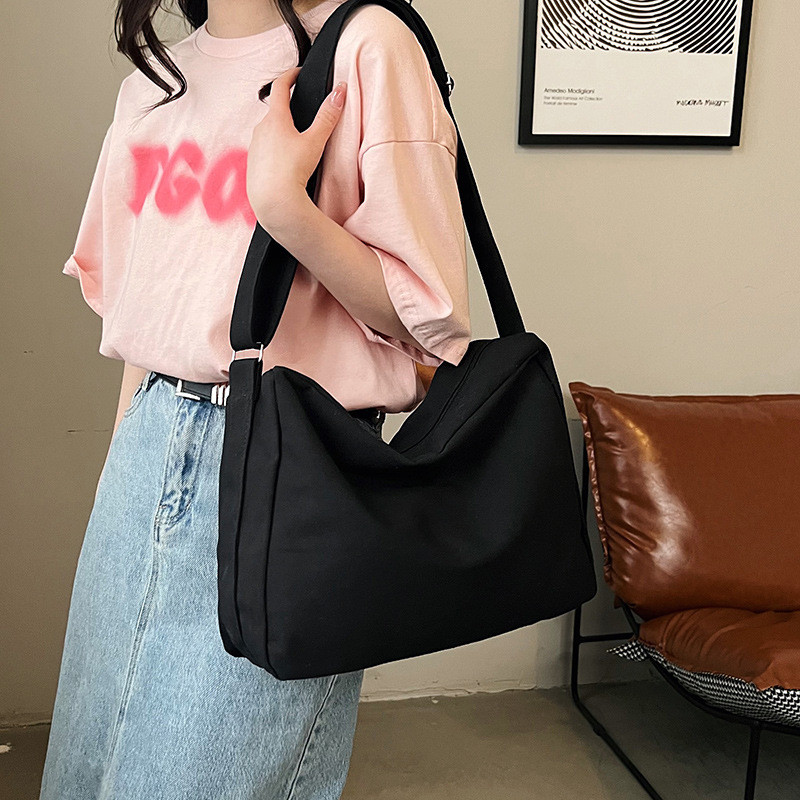 (w147)กระเป๋าผ้าสะพายข้าง ลายเรียบทรงถังแนวนอน ใบใหญ่ vgetbag