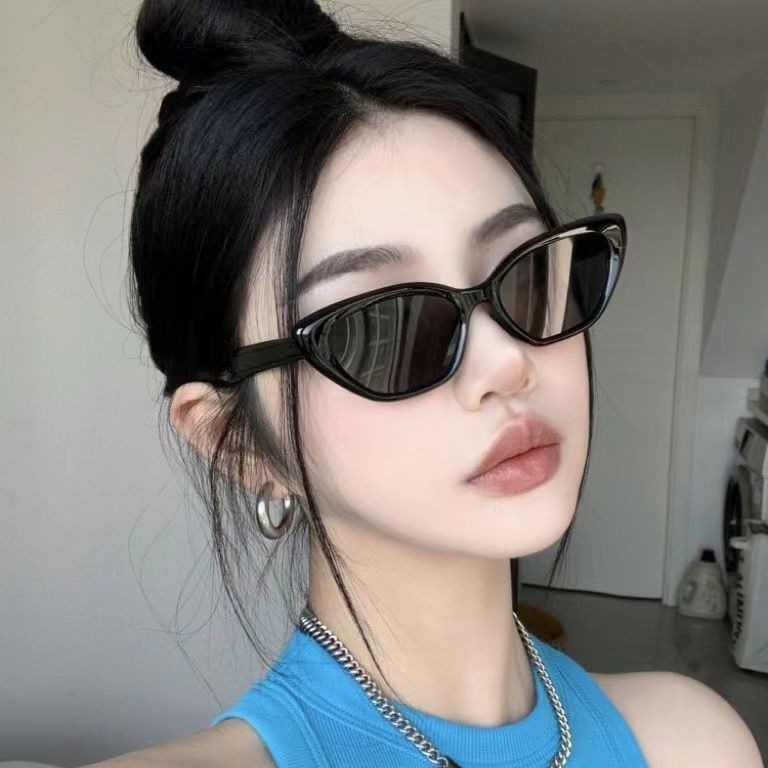 2024 สไตล์ใหม่ Y2K สาวร้อน Cat Eye แว่นตากันแดดยุโรปอเมริกัน ins สไตล์ High-End Sense ป้องกันรังสียูวีกรอบขนาดเล็กแว่นตากันแดดผู้หญิง