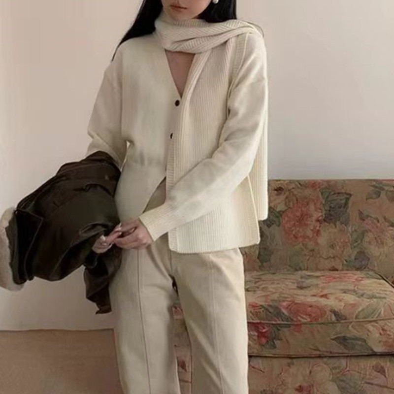 ซูซี ผู้หญิงฤดูใบไม้ร่วงฤดูหนาวใหม่เสื้อกันหนาวแขนยาวคอวีเรียบง่าย (พร้อมผ้าพันคอ) 240804