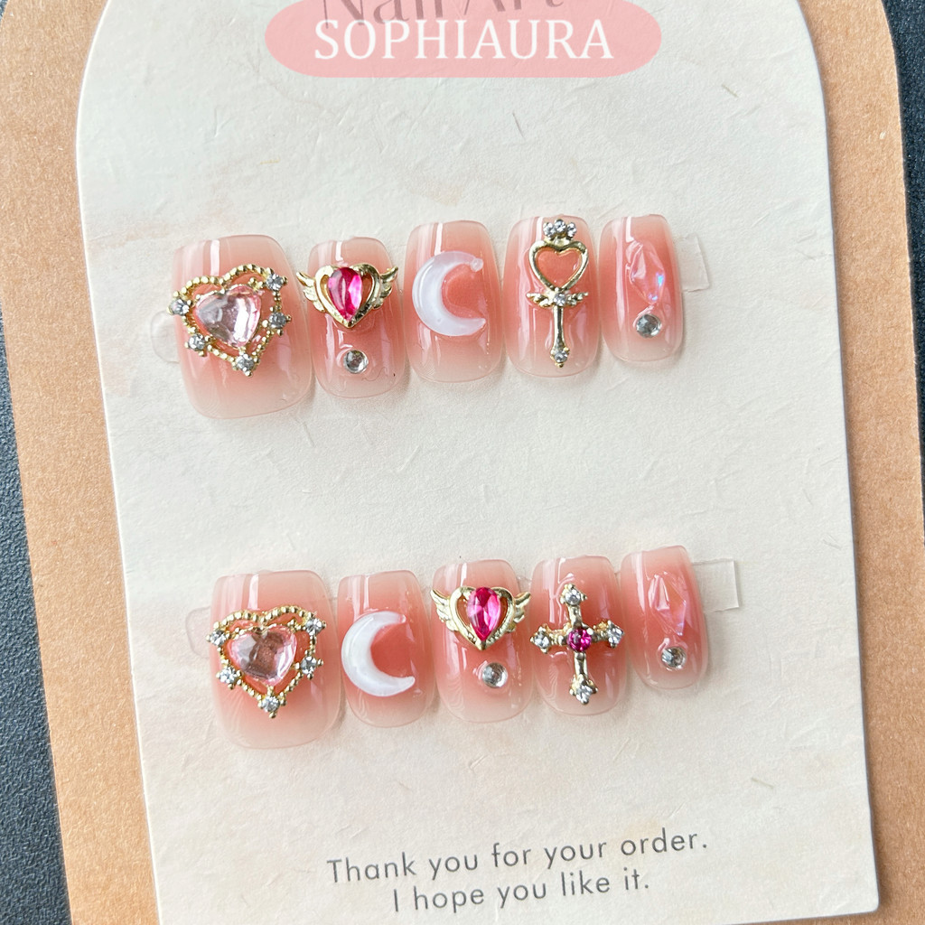 Sophiaura เซเลอร์มูนเล็บปลอมทรงสี่เหลี่ยมสั้นออกแบบน่ารัก Rhinestone กดบนเล็บสําหรับสาวนํากลับมาใช้ใหม่เล็บปลอมด้วยกาวสติกเกอร์